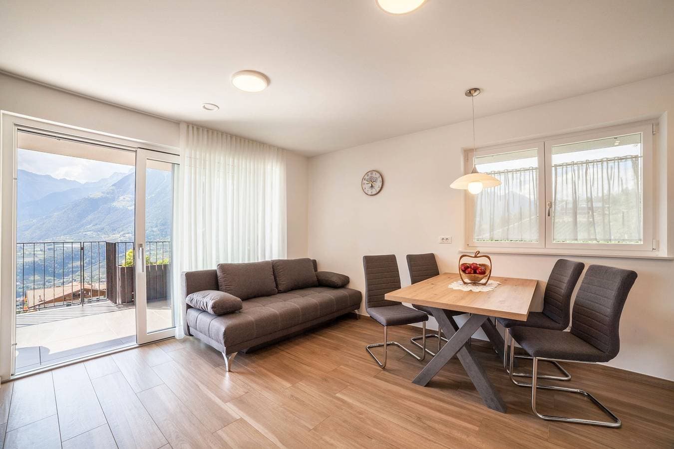 Foto 2 von 25: Ferienwohnung 'Panoramawohnung Bergerweg' mit Bergblick, WLAN und Terrasse