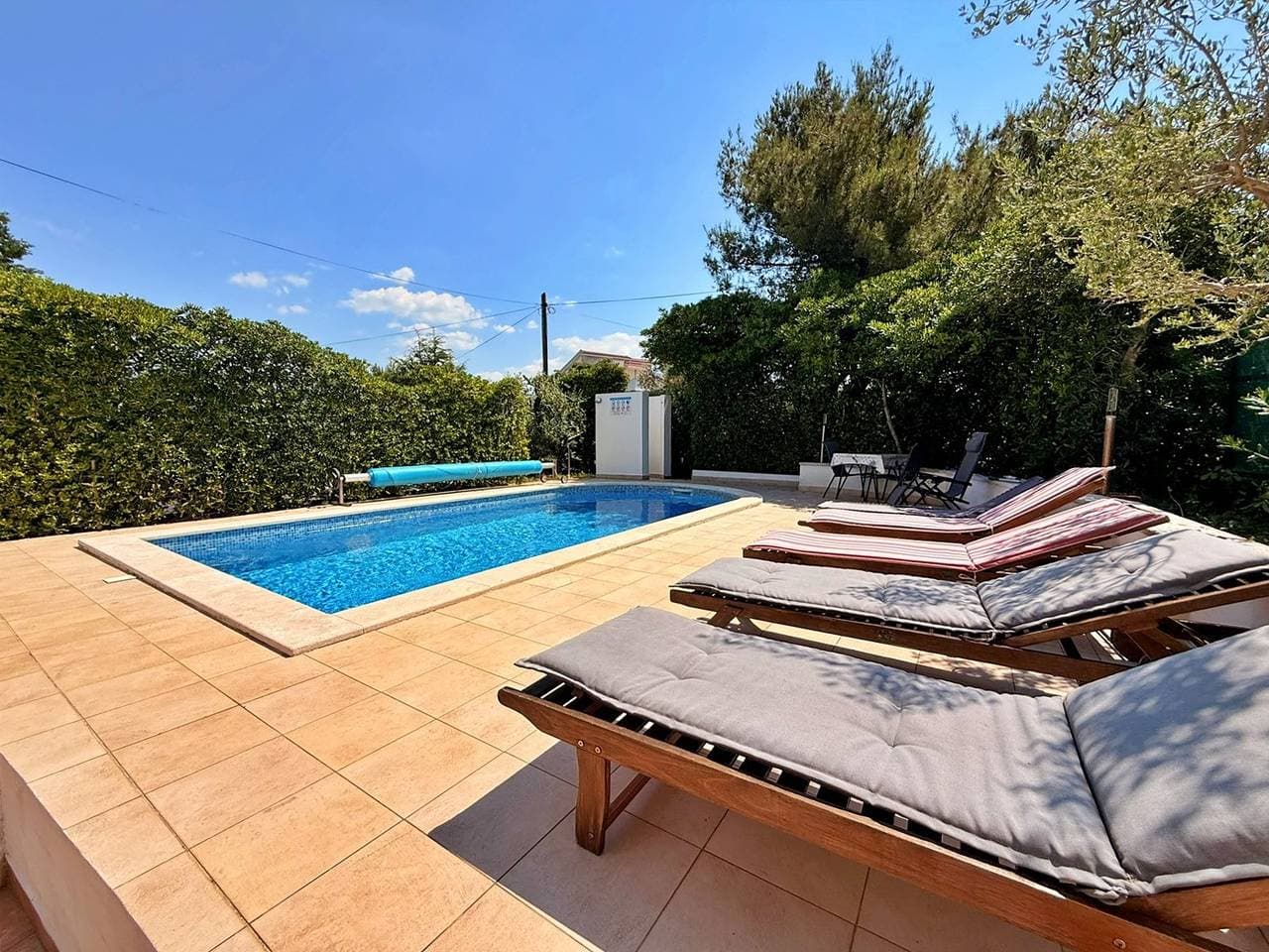 Foto 3 von 33: Apartment Zeljko - mit Pool, 200 m vom Meer, ein Schlafzimmer, überdachte Terrasse, privater Parkplatz, Grill, Außendusche, Sonnenliegen