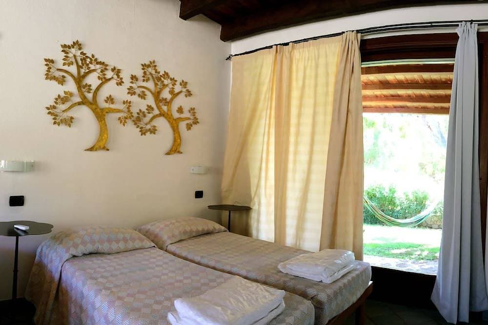 Foto 4 von 30: Villa Bibi with swimming pool, three doubles, garden, private beach.