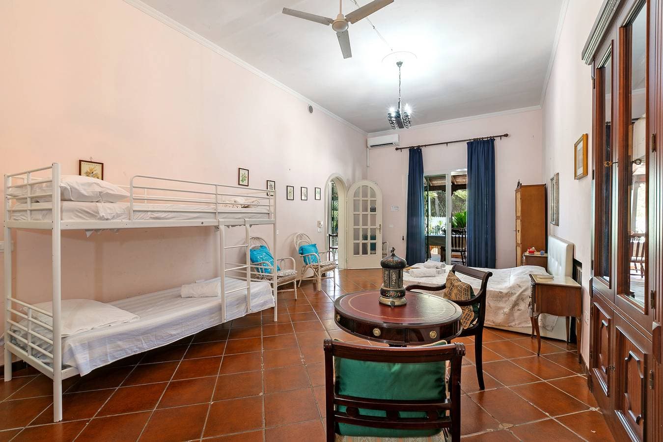 Foto 10 von 43: Villa Isidoro - Sea View and Garden, 50m to Beach