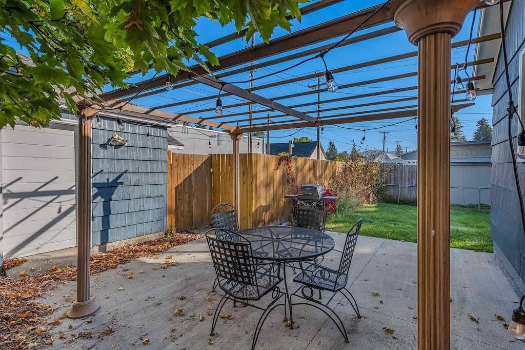 Walkable downtown getaway w/ free parking & BBQ 1