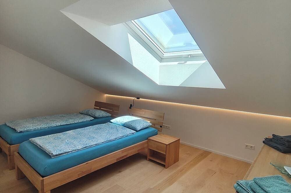 Foto 9 von 21: Gemütliche 3 Zimmer Ferienwohnung mit eigener  Terasse, Berg- und Seeblick