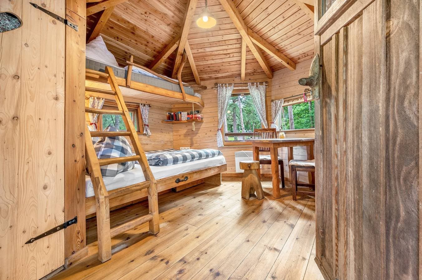 Foto 11 von 25: Ferienhaus 'Baumhaus Wernerwald' mit Balkon und WLAN