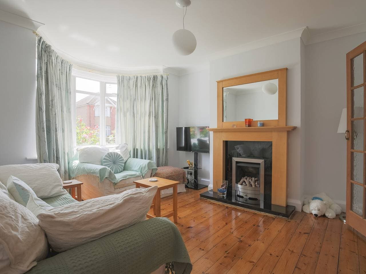 Foto 4 von 30: Charming Family Home in Windsor - Parking & Garden - Pass the Keys