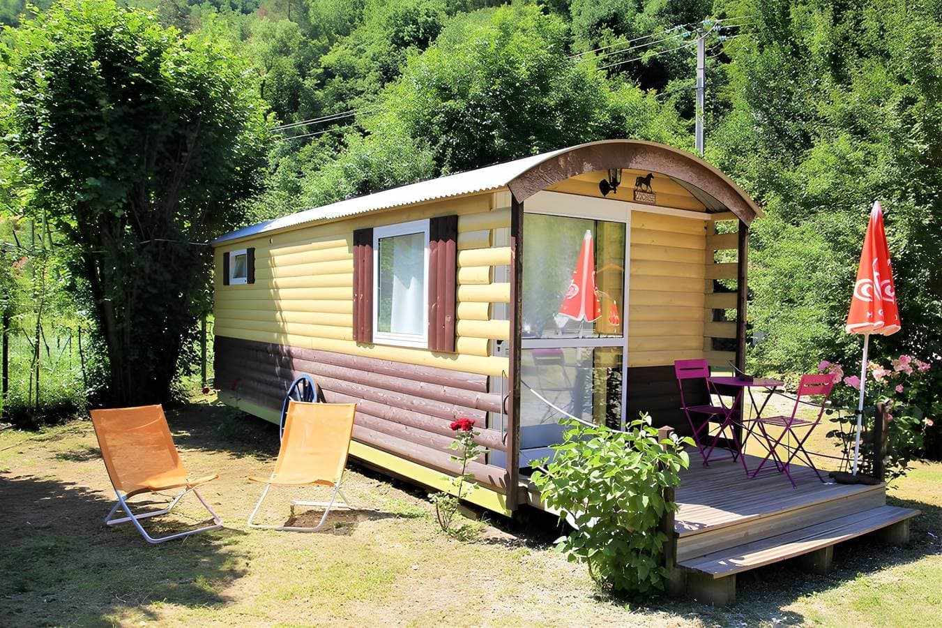 Foto 2 von 15: „La Roulotte 2“: Bergblick, private Terrasse und WLAN