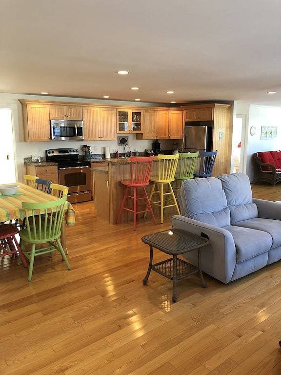 Foto 12 von 31: Quaint airy open concept 4 bedroom