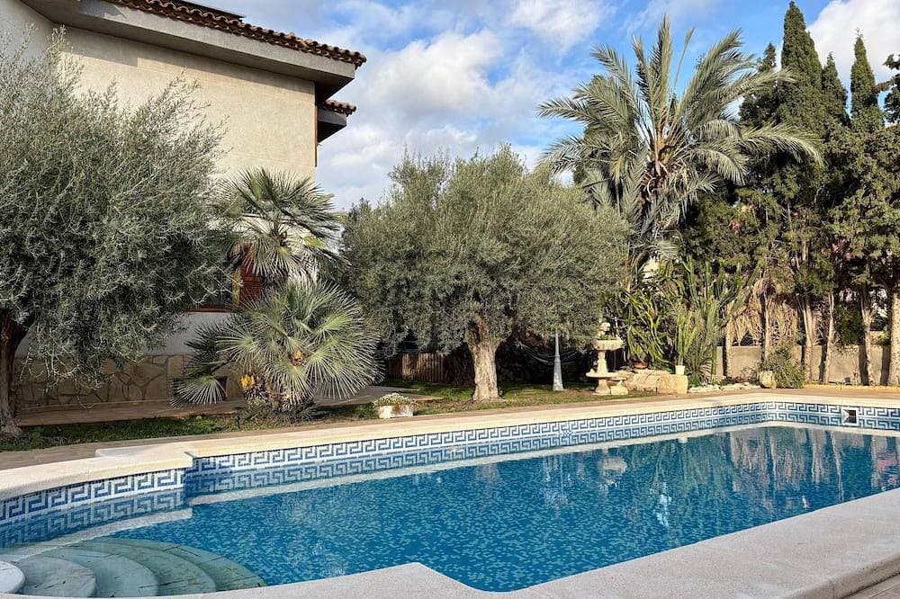 Charming Mediterranean Villa with Private Pool, A/C & BBQ Garden 1