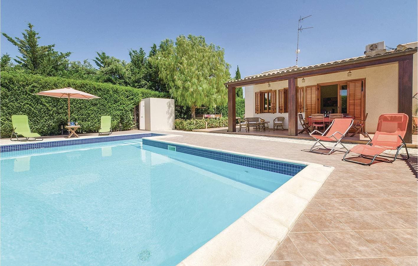 Foto 7 von 25: Rückzugsort am Pool mit Terrasse: 400m zum Strand