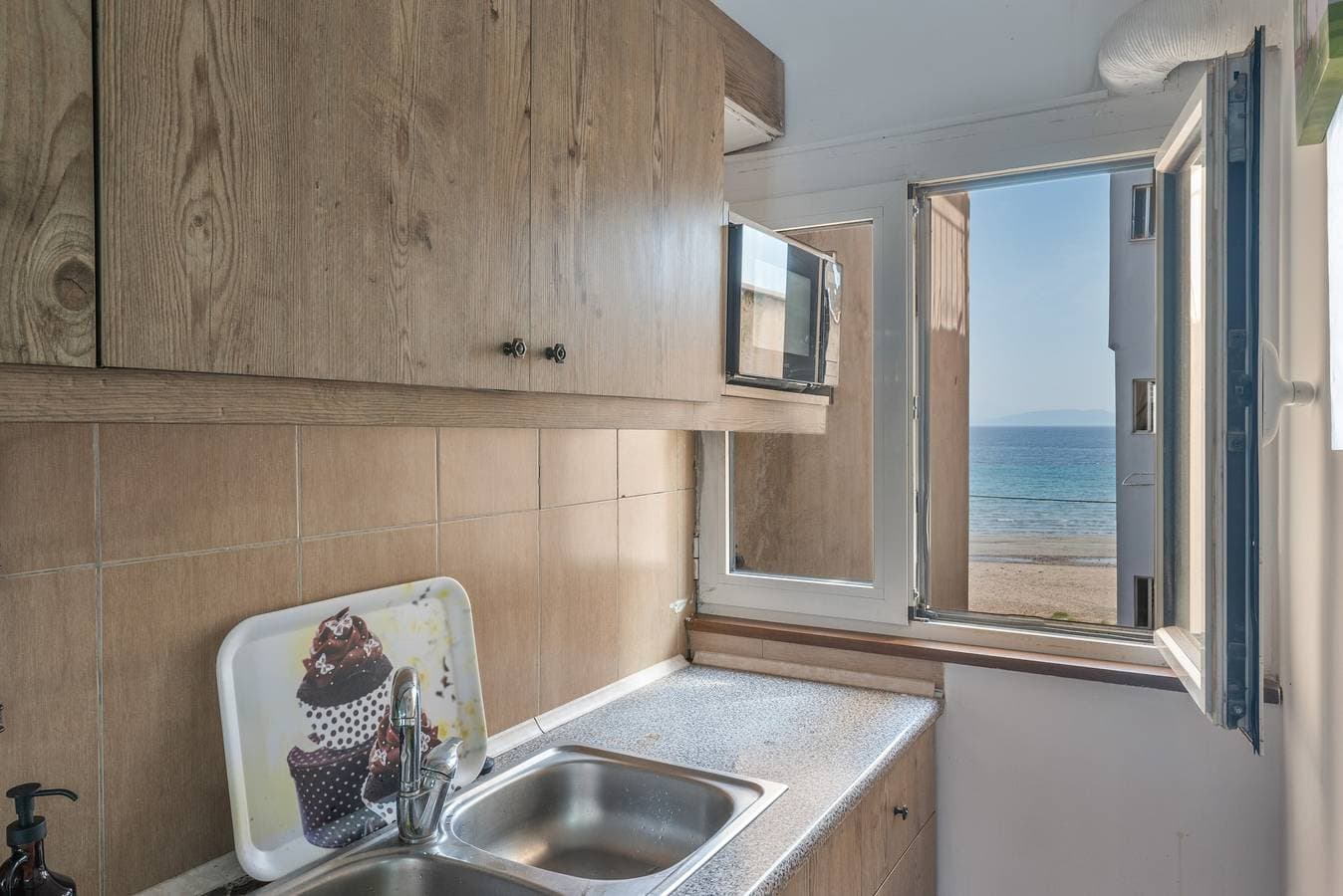 Foto 8 von 21: Artemis Blue Escape Apartment – Modernes Apartment nur 10 m vom Strand entfernt