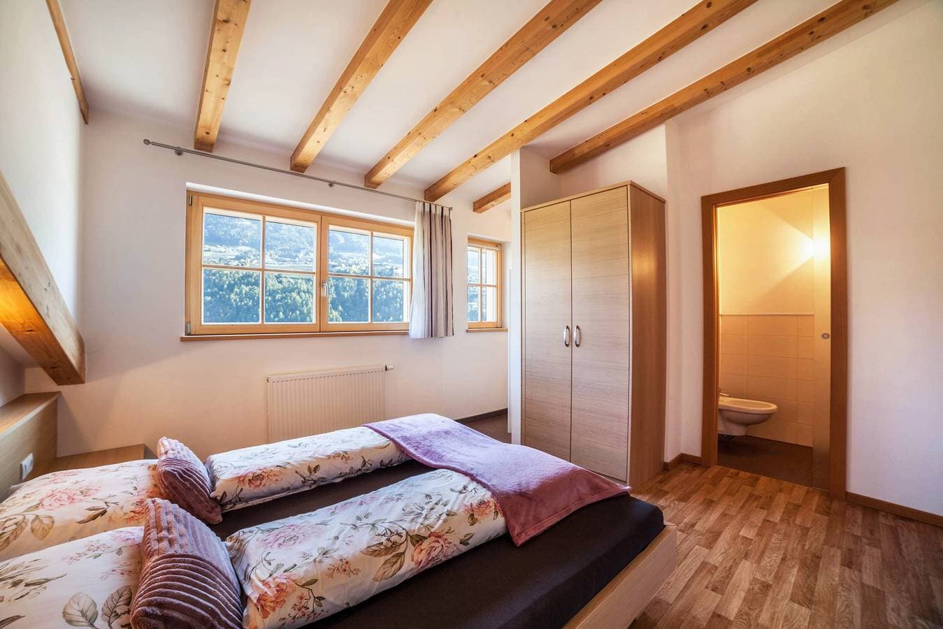 Foto 12 von 29: Ferienwohnung "Feldhof Apfeltraum" mit Salzwasser Pool, Panoramaliegewiese und Balkon