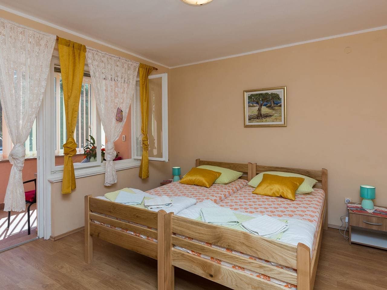 Apartment Lolo - Two Bedroom Apartment with Loggia and Street View 1