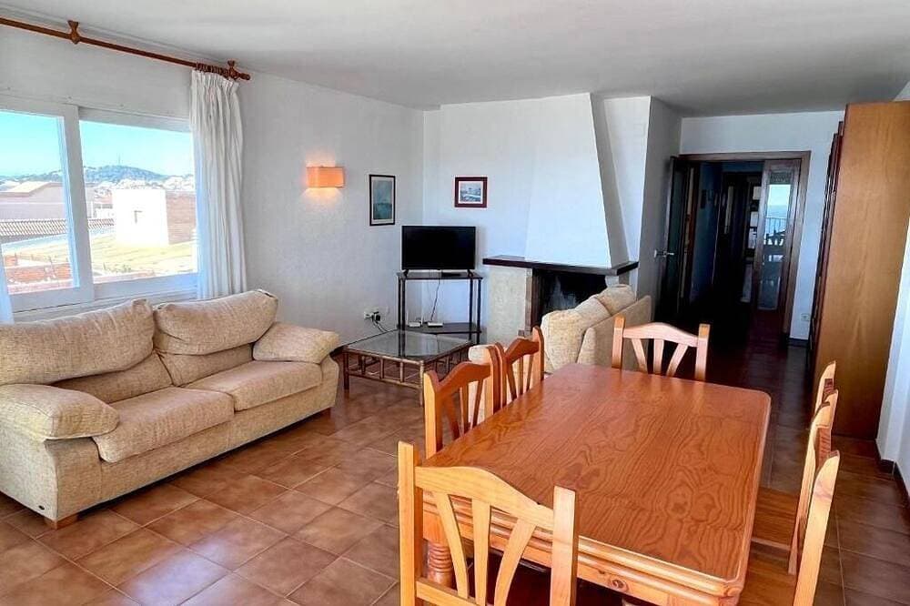 Foto 13 von 30: Geräumiges 3-Zimmer-Apartment direkt am Strand. Rodes-62