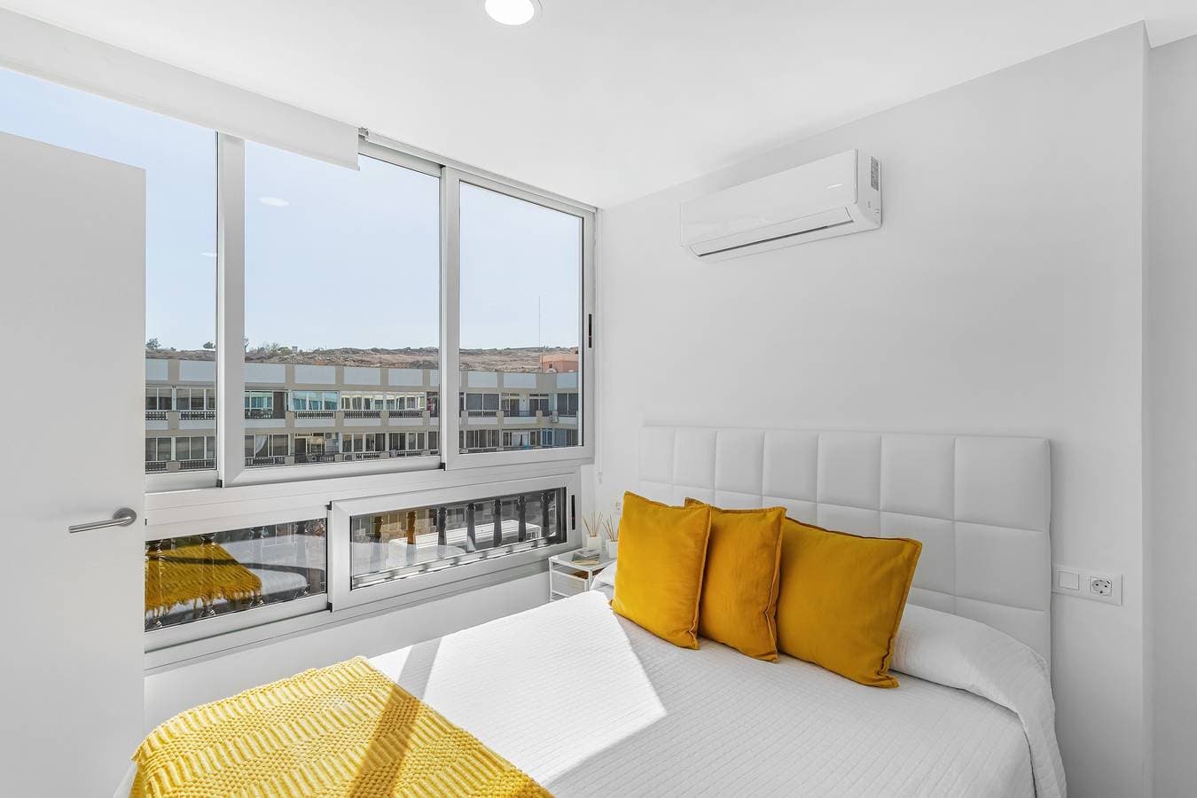 Foto 13 von 28: Neu renovierte Ferienwohnung direkt am Meer mit Meerblick und Klimaanlage