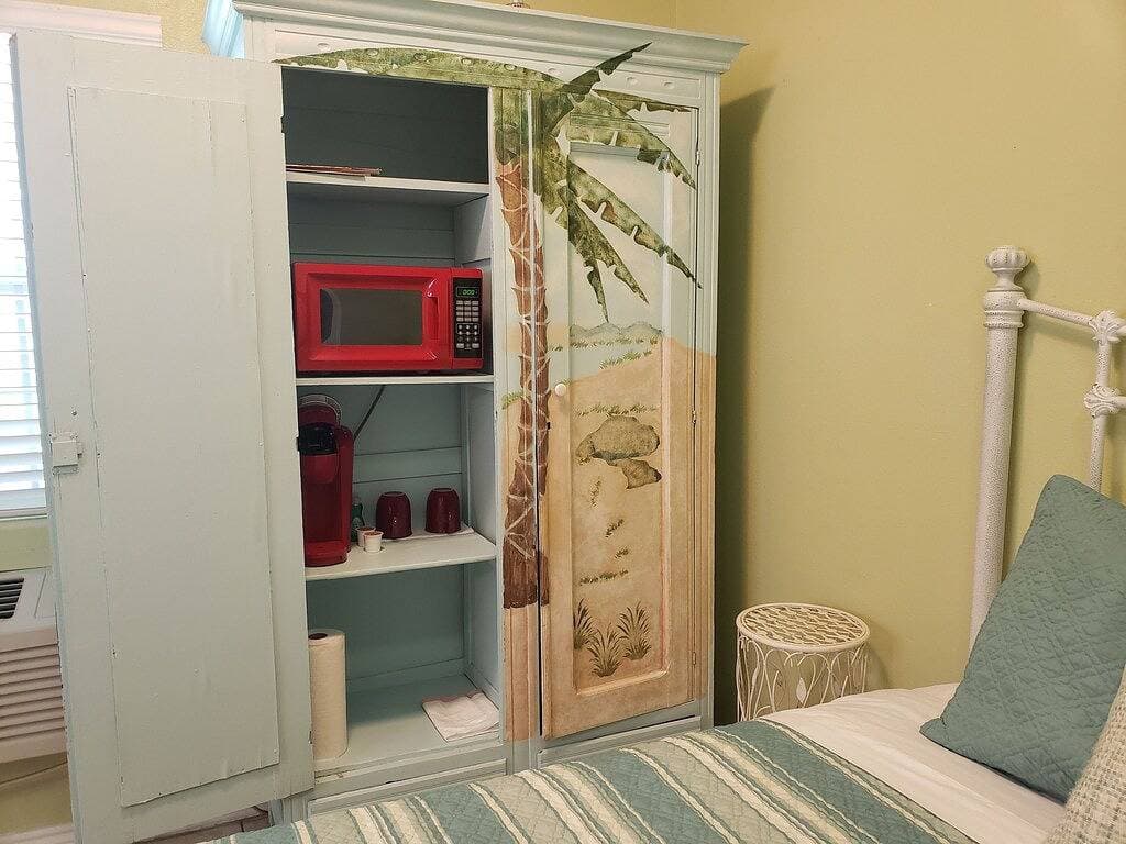 Foto 6 von 28: Affordable Efficiency 717E--In-Town, Easy Beach Access, and Pet-Friendly!