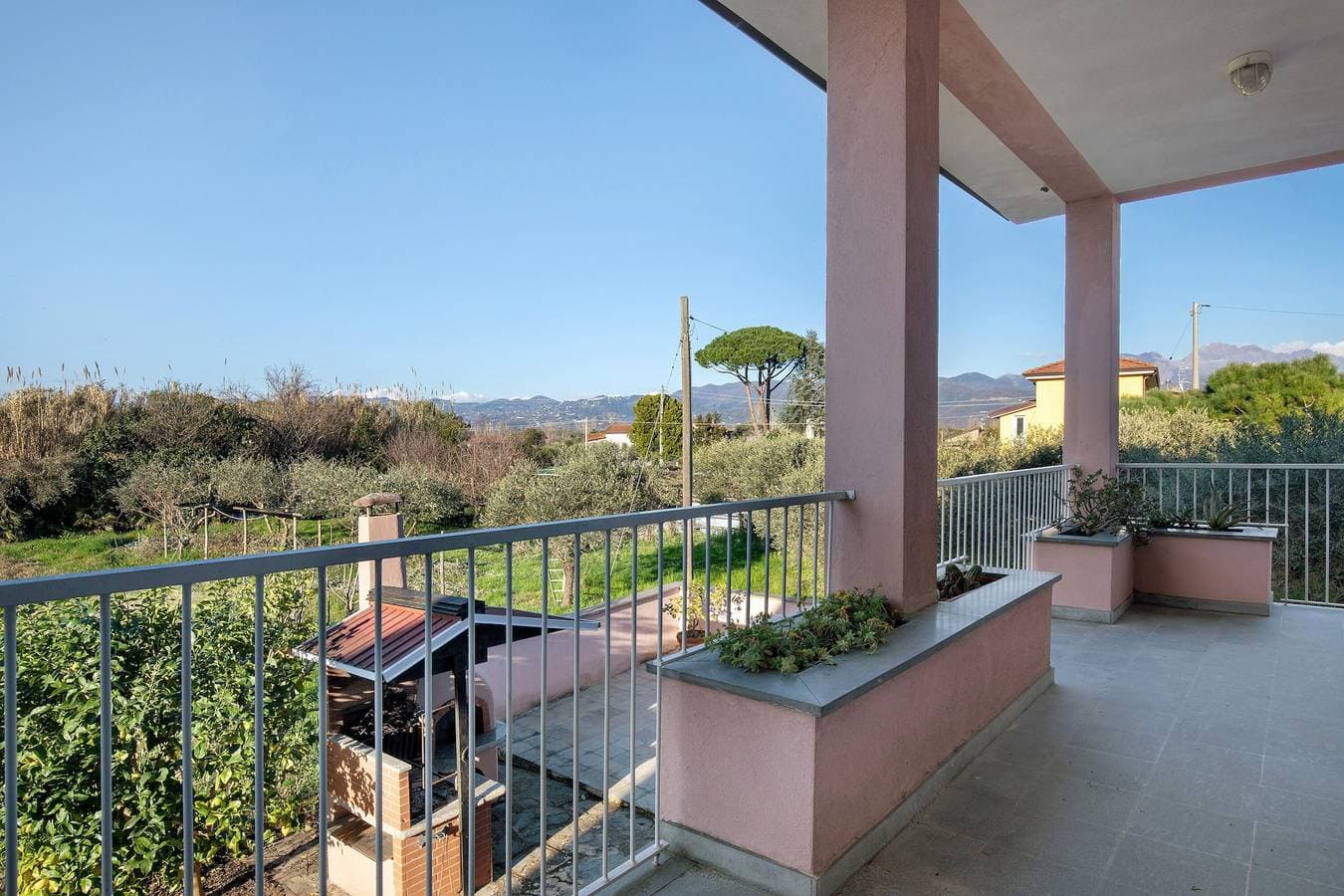 Foto 3 von 36: Villa „Lucia“ mit Bergblick, privater Terrasse und WLAN