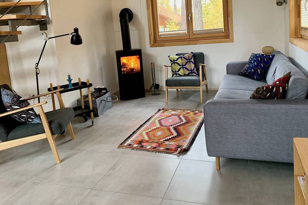 Foto 8 von 23: Modernes Holzhaus im nordischen Stil direkt im Kiefernwald