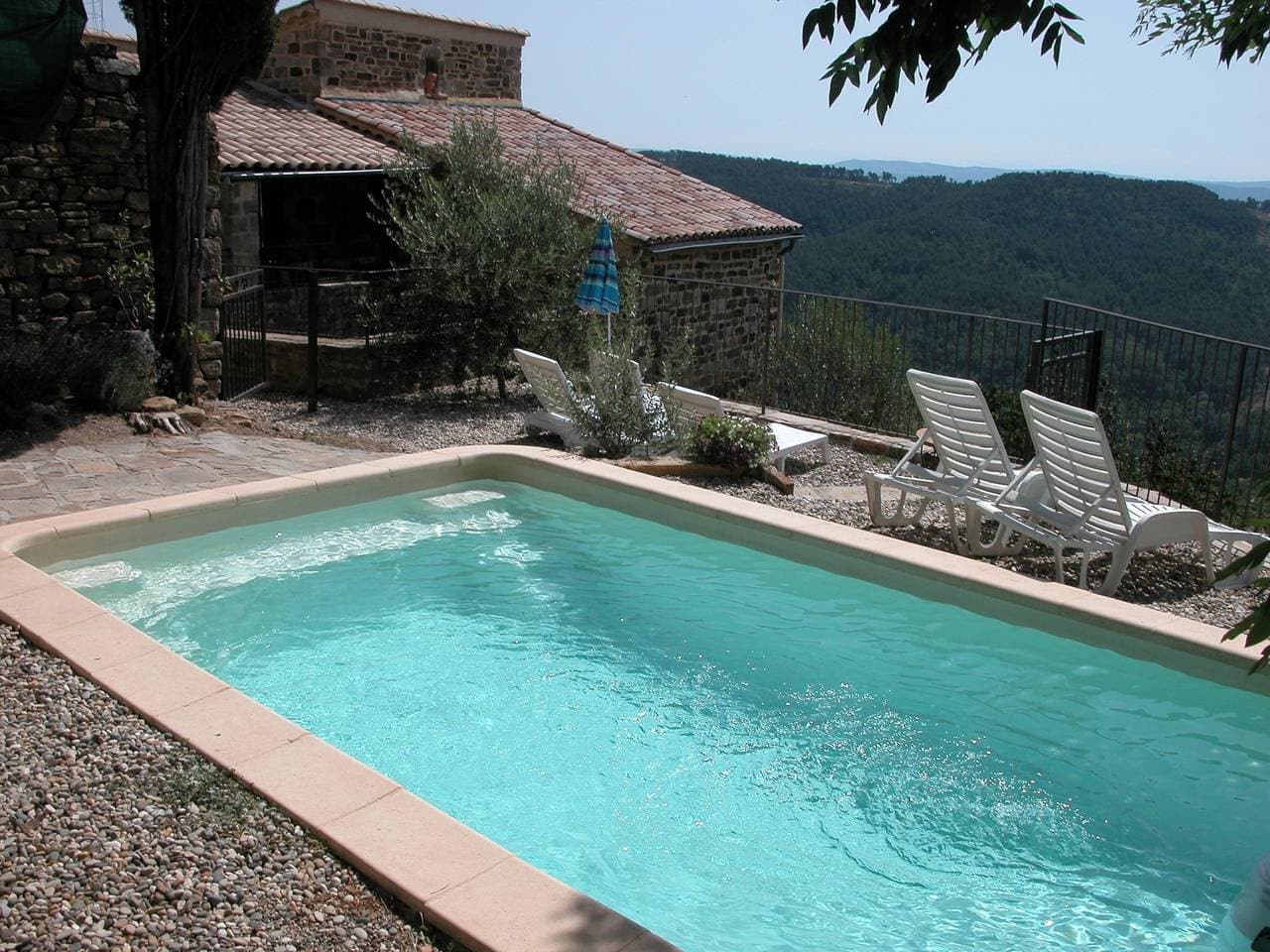 Freistehendes Ferienhaus in Chassiers mit privatem Schwimmbad 1