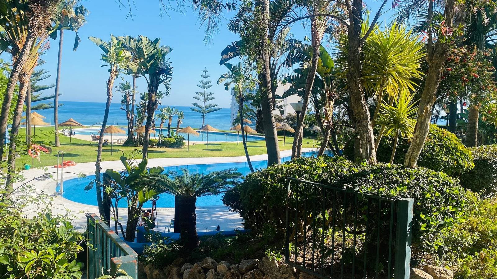 Foto 2 von 28: Apartment 'Oasis Torrequebrada' mit Ausblick, Pools, privatem Parkplatz und WLAN