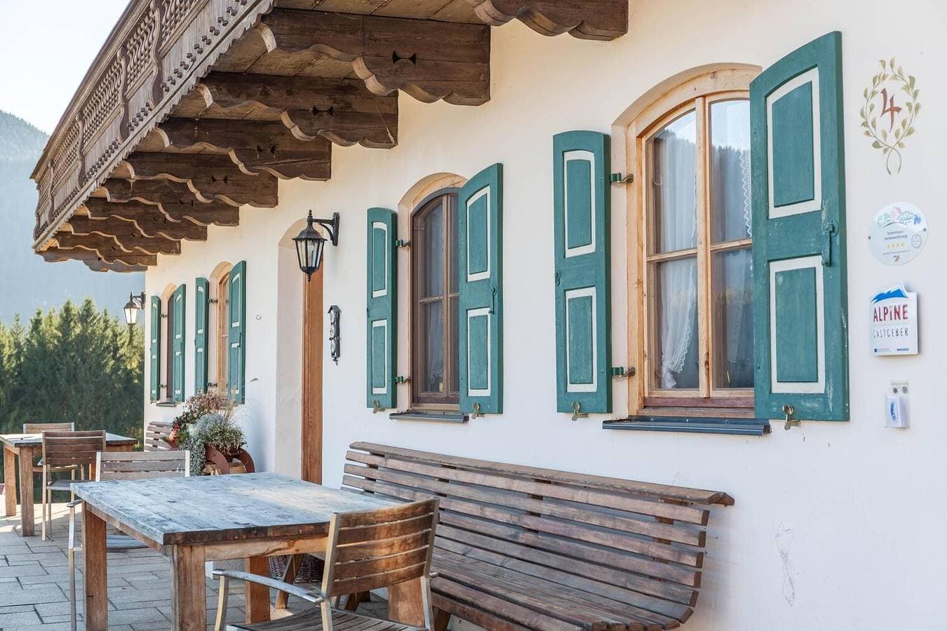 Foto 10 von 41: Ferienwohnung Karwendelblick mit Blick auf die Berge