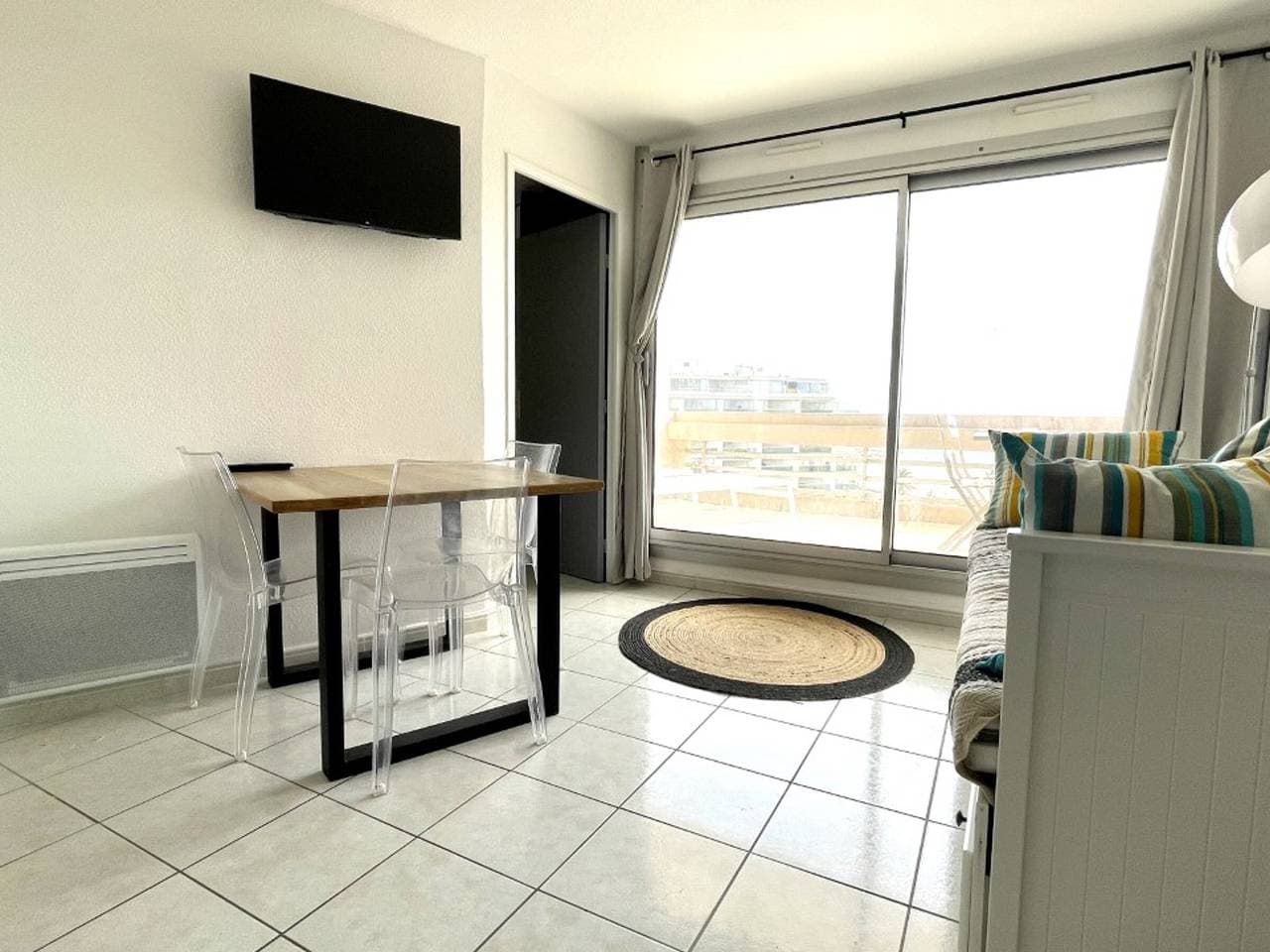 Foto 8 von 25: Renovierte Wohnung mit Gemeinschaftspool, 4 Betten, Klimaanlage, WLAN, Terrasse mit Meerblick