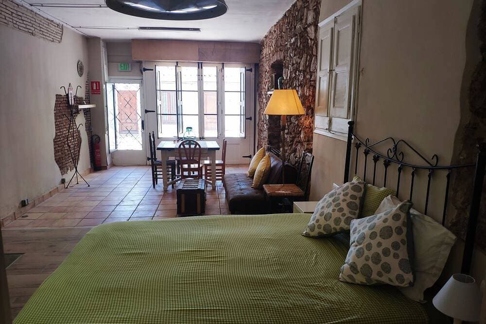 Foto 9 von 30: Loft Love, charming, cozy, comfortable, centrally located, king bed (2-4 pax).