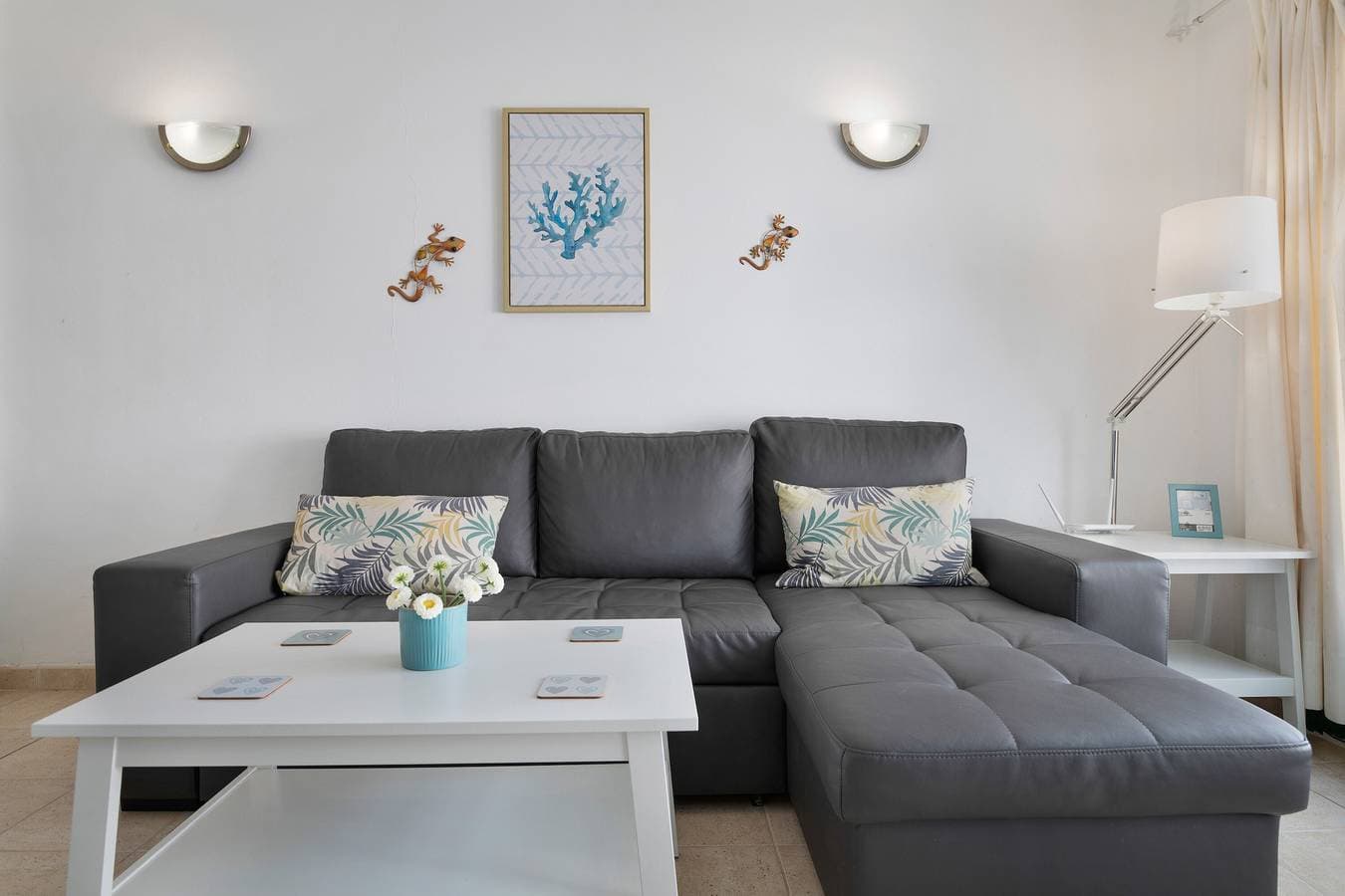 Foto 7 von 27: "Apt 2 Las Palmeras III Lanzarote" mit Meer- und Bergblick, Gemeinschaftspool und privater Terrasse