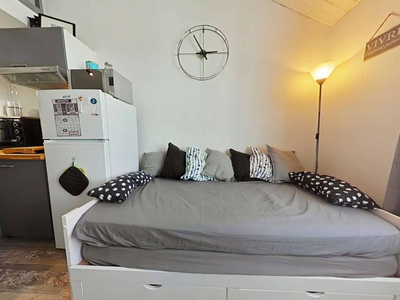 Foto 5 von 16: Helles Studio mit Mezzanine - Meerblick, 4 Schlafplätze, 250m vom Strand, nahe Hafen und Geschäften