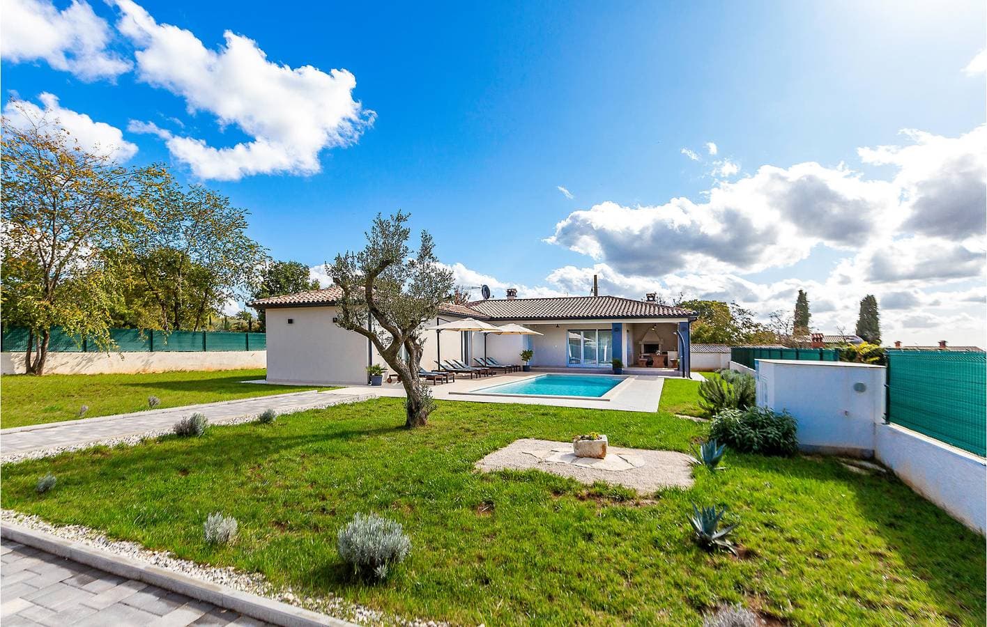 Foto 12 von 46: Geräumige 150 m² große Wohnung mit Pool, Terrasse und WLAN