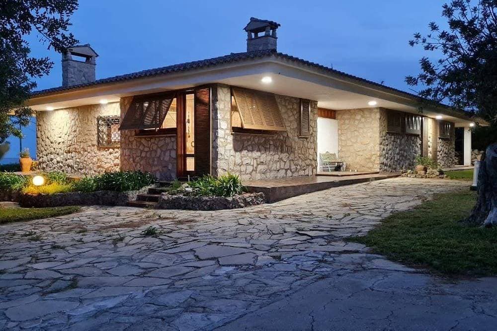 Villa mit großem Grundstück und Garten. Direkter Zugang zum halbprivaten Strand. 1