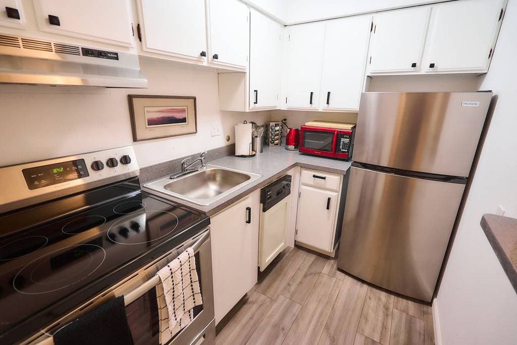 Foto 4 von 12: Cozy Condo w/King Bed Near SeaTac Airport