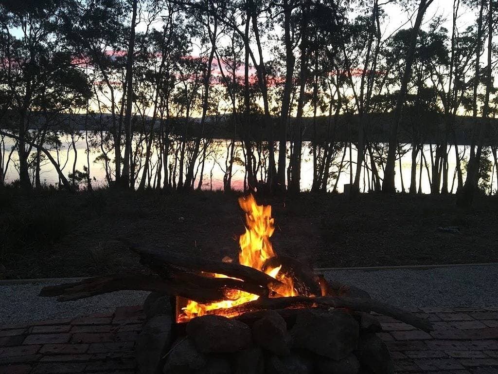 Foto 13 von 22: Winter Special, prüfen Sie die Verfügbarkeit und planen Sie eine Flucht nach Bruny mit einem gemütlichen Holzfeuer