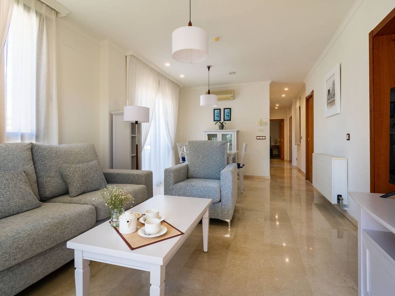 Foto 3 von 34: Moderne Wohnung in Albir mit Blick auf den Pool