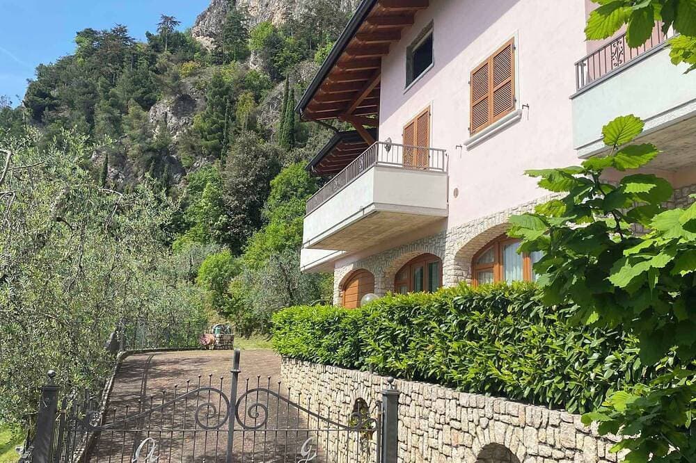 Foto 8 von 25: Ferienwohnung mit Balkon, Seeblick und Pool