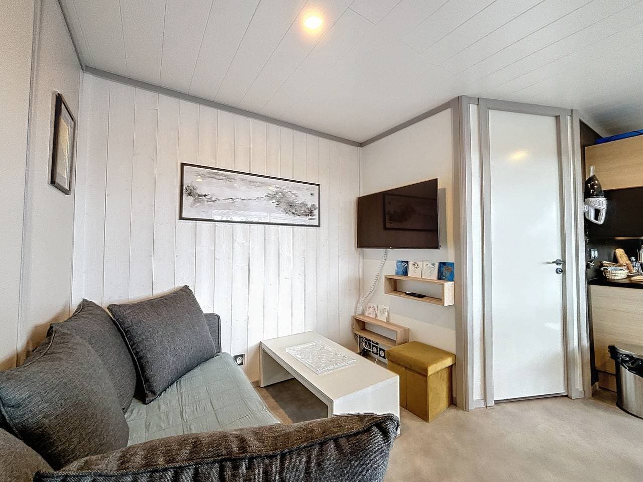 Foto 2 von 28: Luxuriöses Chalet mit beheiztem Pool, WLAN, 4 Schlafplätze, Strandnähe