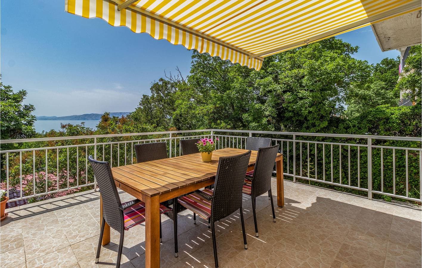 Foto 11 von 49: Gemütliche 2-Zimmer-Wohnung mit Terrasse, 100 m von der Küste in Novi Vinodolski entfernt