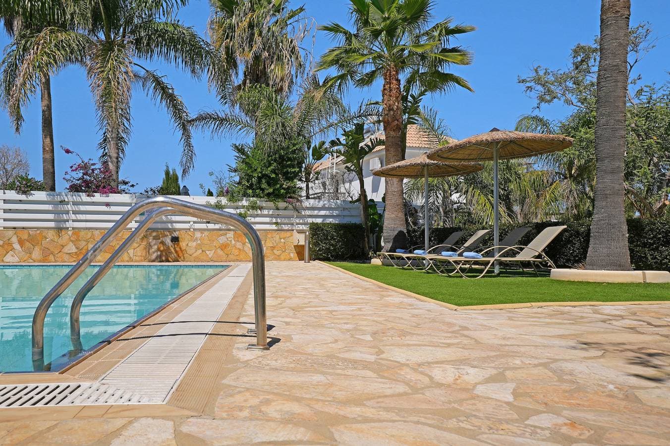 Foto 6 von 39: Villa für 8 Personen mit Balkon
