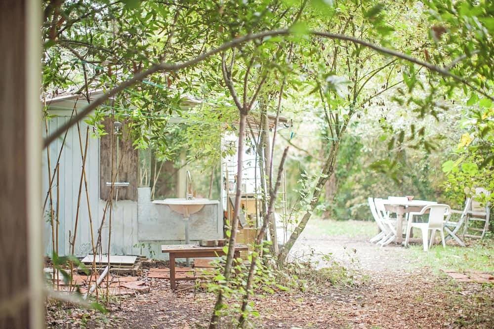 Foto 11 von 30: Terre libre 2, glamping. Hutt with garden and access to a river.