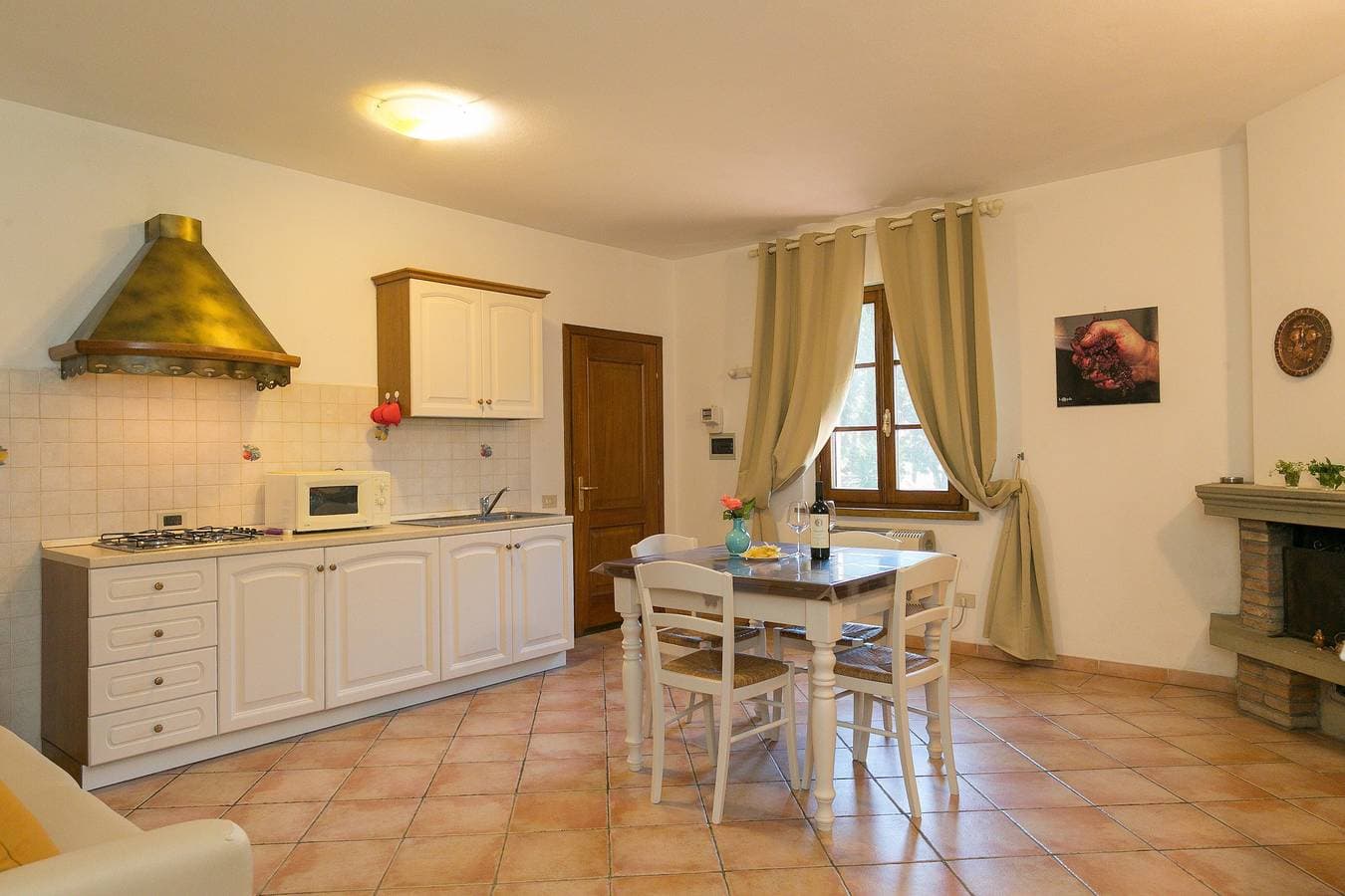 Foto 9 von 34: Apartment 'Podere Nuti – 3 Vallino' mit exklusivem Pavillon, Gemeinschaftspool & Garten