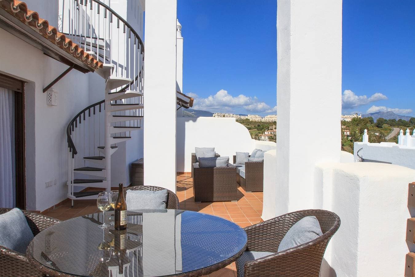 Foto 8 von 38: Top del Golf Hills Marbella - Large roof top lounge terrace