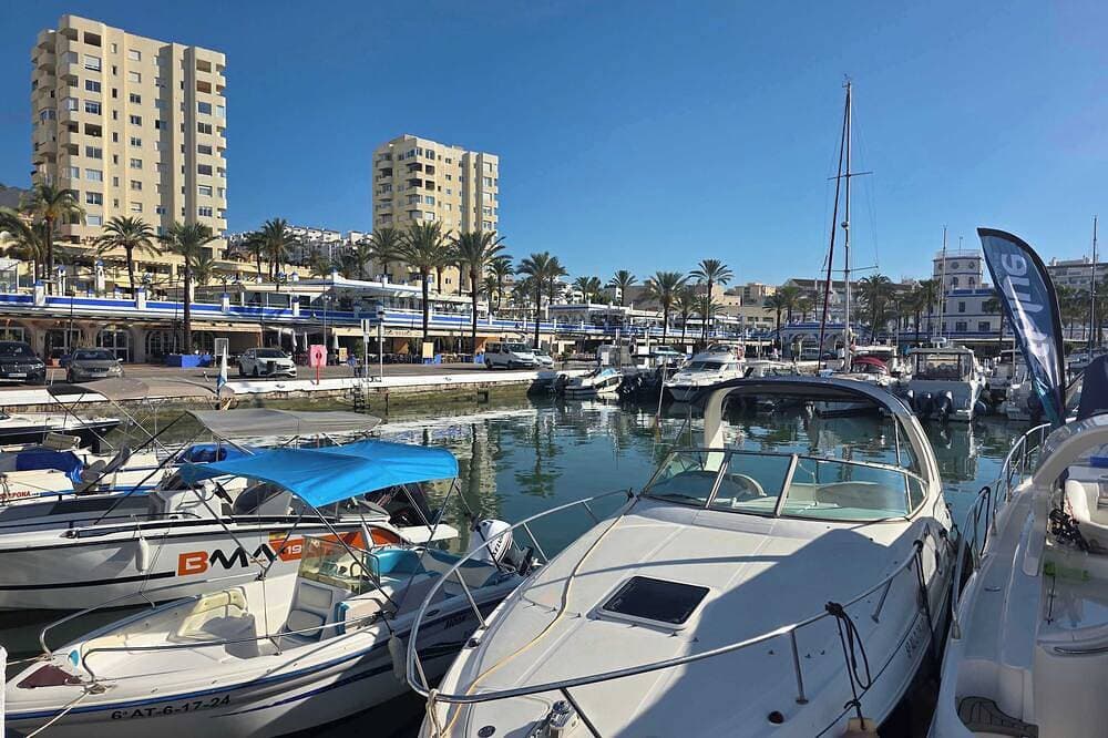 Foto 12 von 16: Pool * 5 min to Beach * Free Parking * Fenced Yard