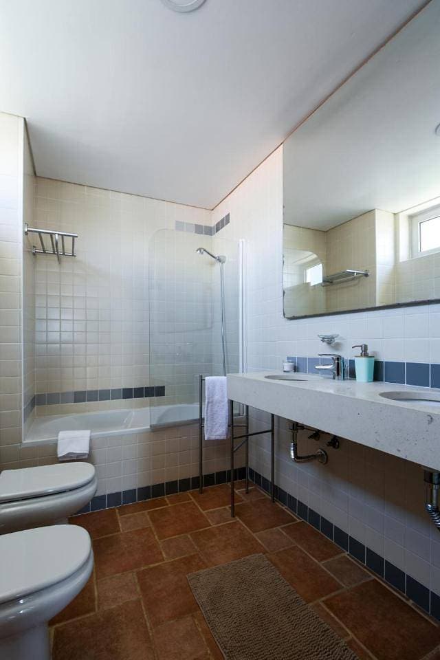 Foto 7 von 13: Large Twin Room with Shared Bathroom