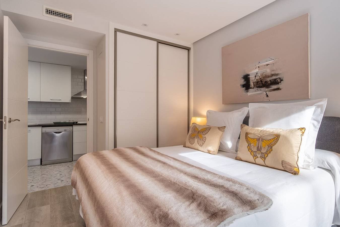 Foto 8 von 12: Chic Central Madrid Apartment with Light
