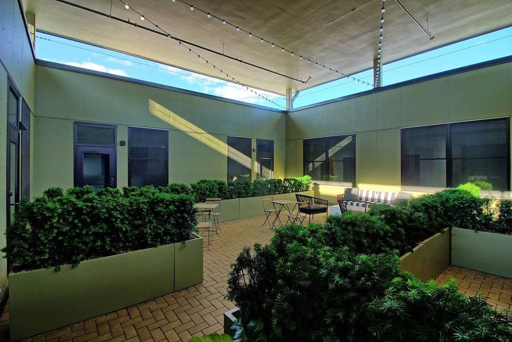 Foto 6 von 23: Chic Ultramodern Minimalist Studio Loft + Patio