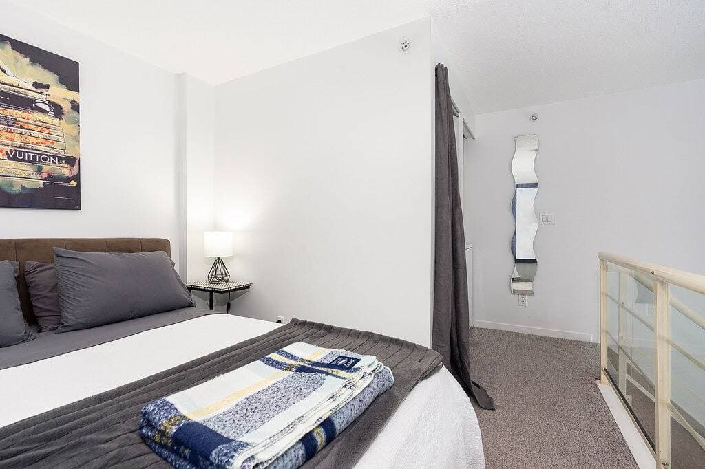 Foto 13 von 13: Modern Downtown Vancouver Loft. Parking included.