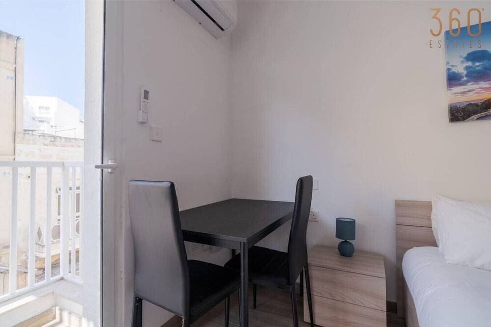 Foto 8 von 25: Studio home with WIFI & AC just steps to Seafront