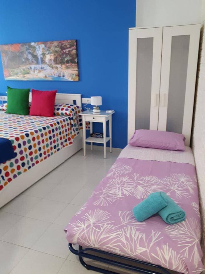 Foto 9 von 48: Large Double Room with Sofa Bed and Private Bathroom
