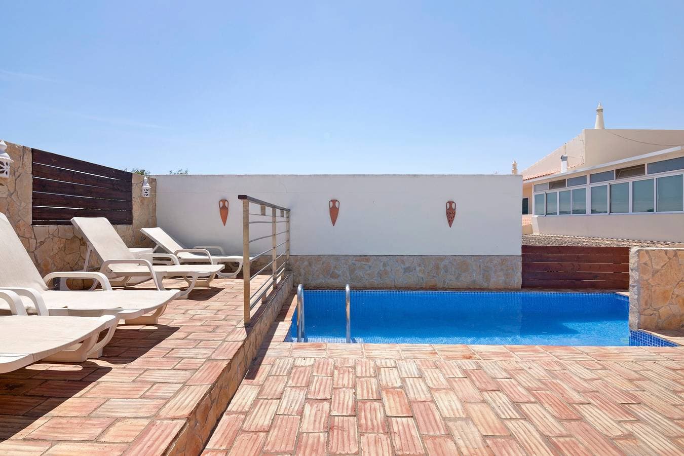 Foto 7 von 22: Zimmer 'South Side Guesthouse - Quarto E' mit Gemeinschaftspool, WLAN und Klimaanlage