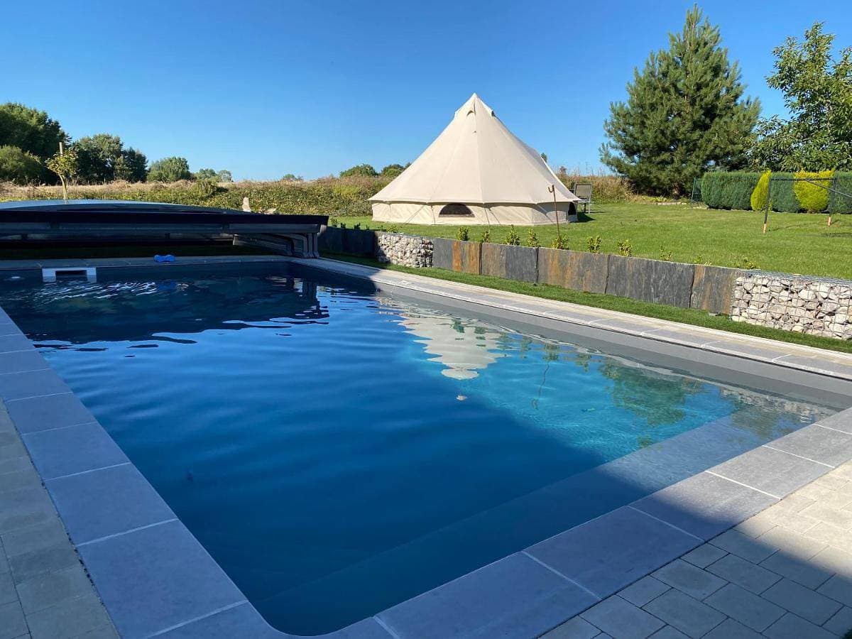 Tipi au bord de la piscine 1