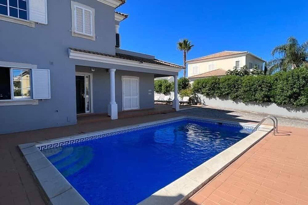 Luxuriöse Villa mit eigenem Pool 1